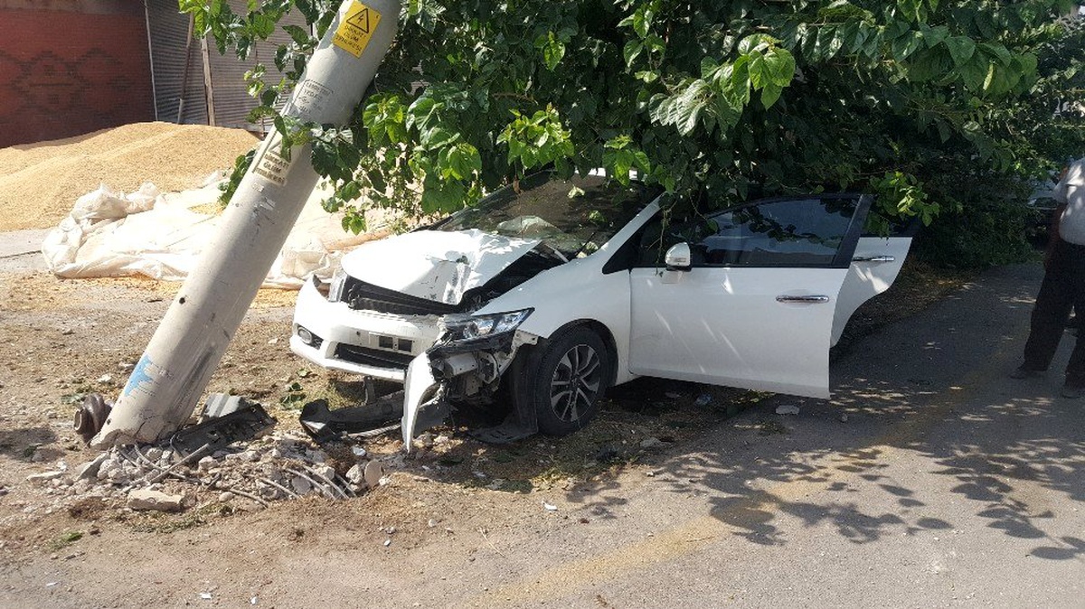 Otomobil, elektrik direğine çarptı: 1 yaralı