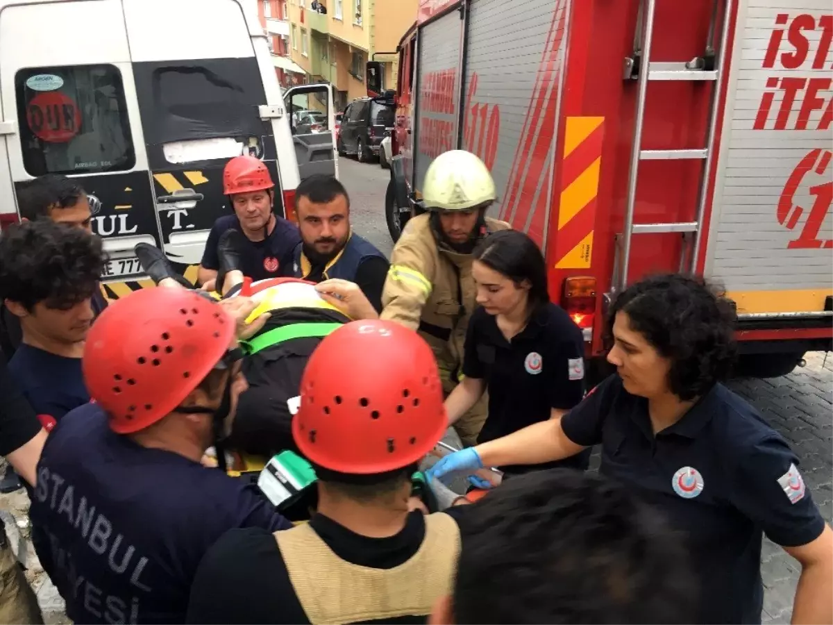 (Özel) Kağıthane\'de kontrolden çıkan servis aracı bir evin duvarına çarparak durabildi