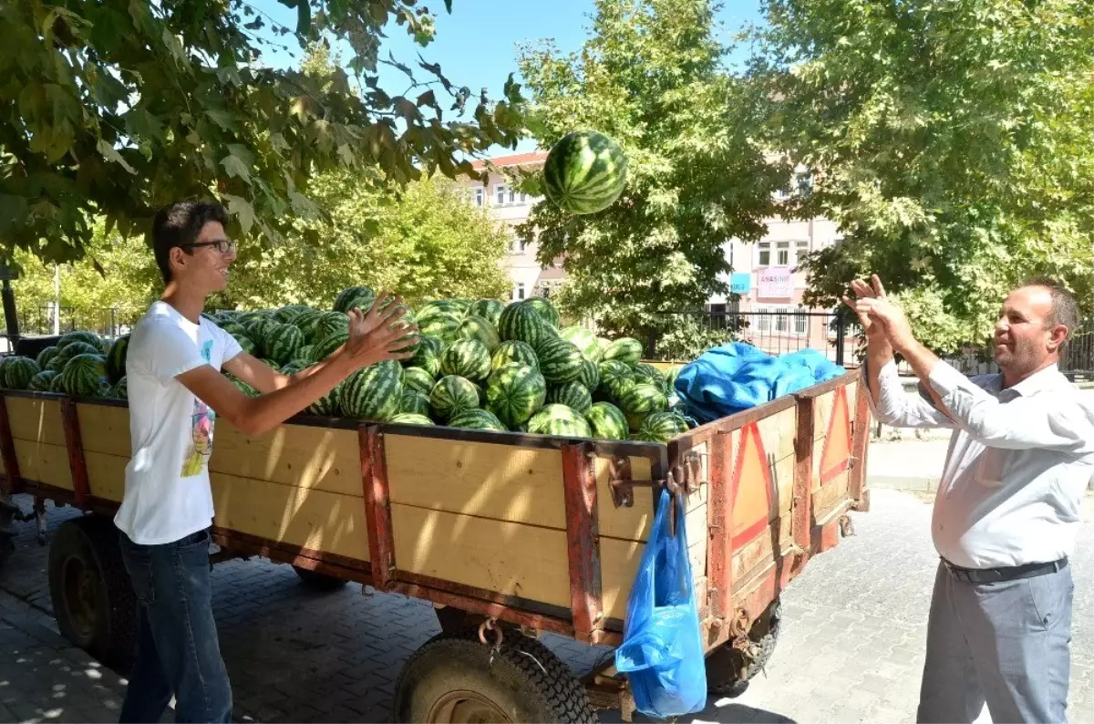 (Özel) Karpuz tezgahında çalışarak fen lisesini kazandı