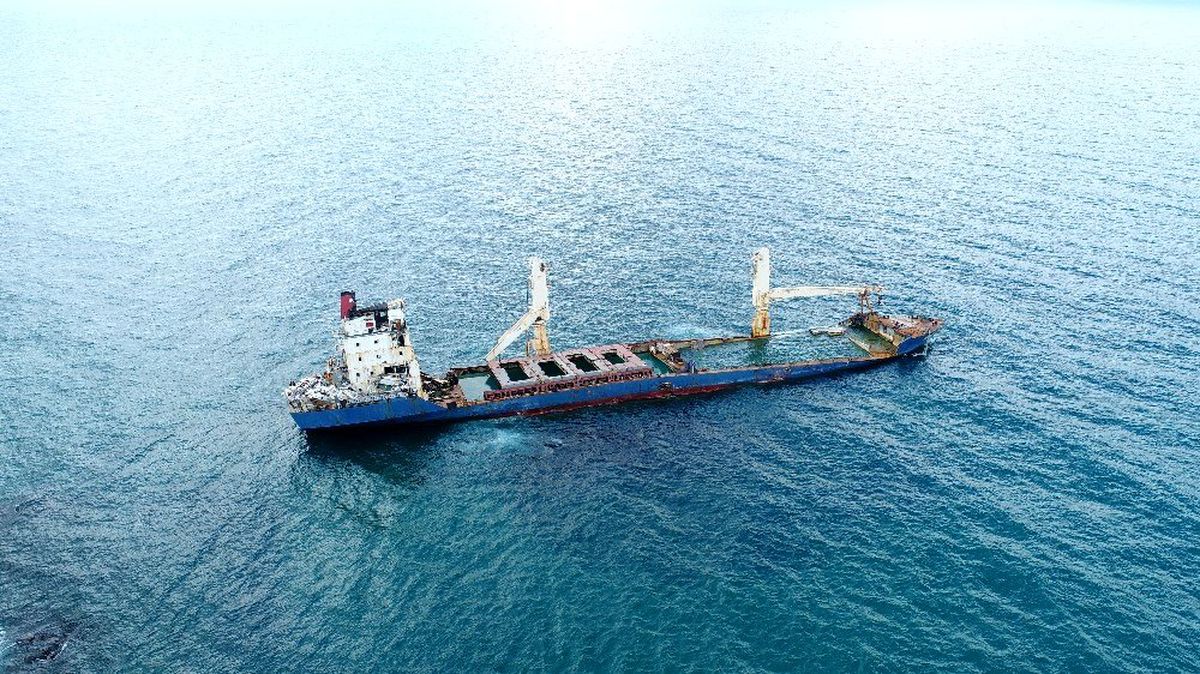 (Özel) Şile\'de karaya oturan geminin son hali havadan görüntülendi