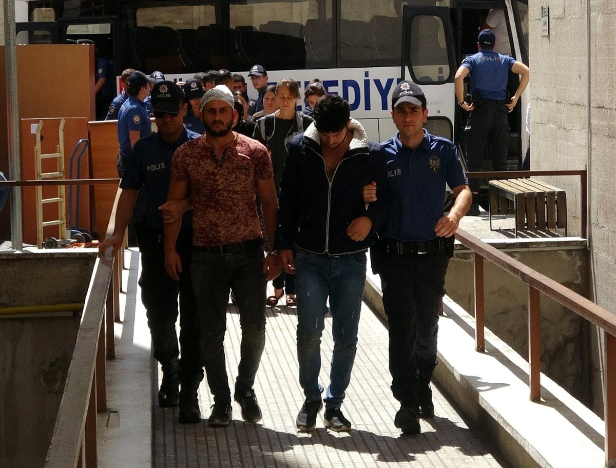 (ÖZEL) Taşlı sopalı beşik kertmesi kavgasındaki 18 kişi adliyeye sevk edildi