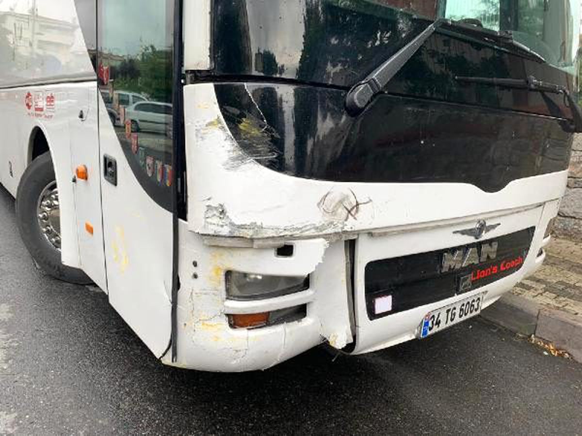 Park halindeki otobüsün 3 taksiye çarpma anı kamerada