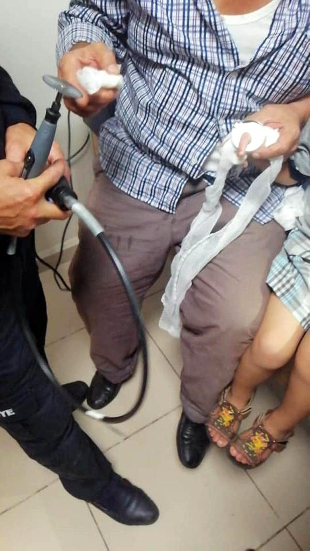 Parmağı metal halkaya sıkışan çocuğu itfaiye kurtardı