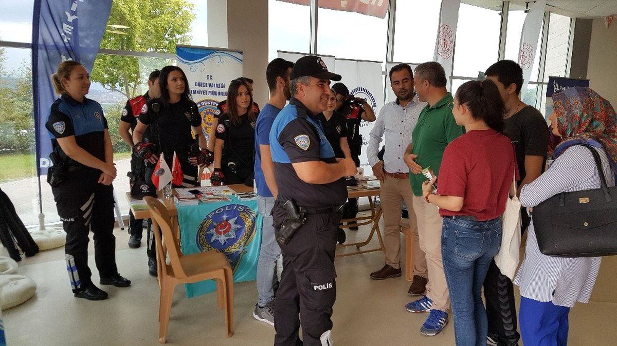 Polislerden üniversitesi öğrencilerine bilgilendirme