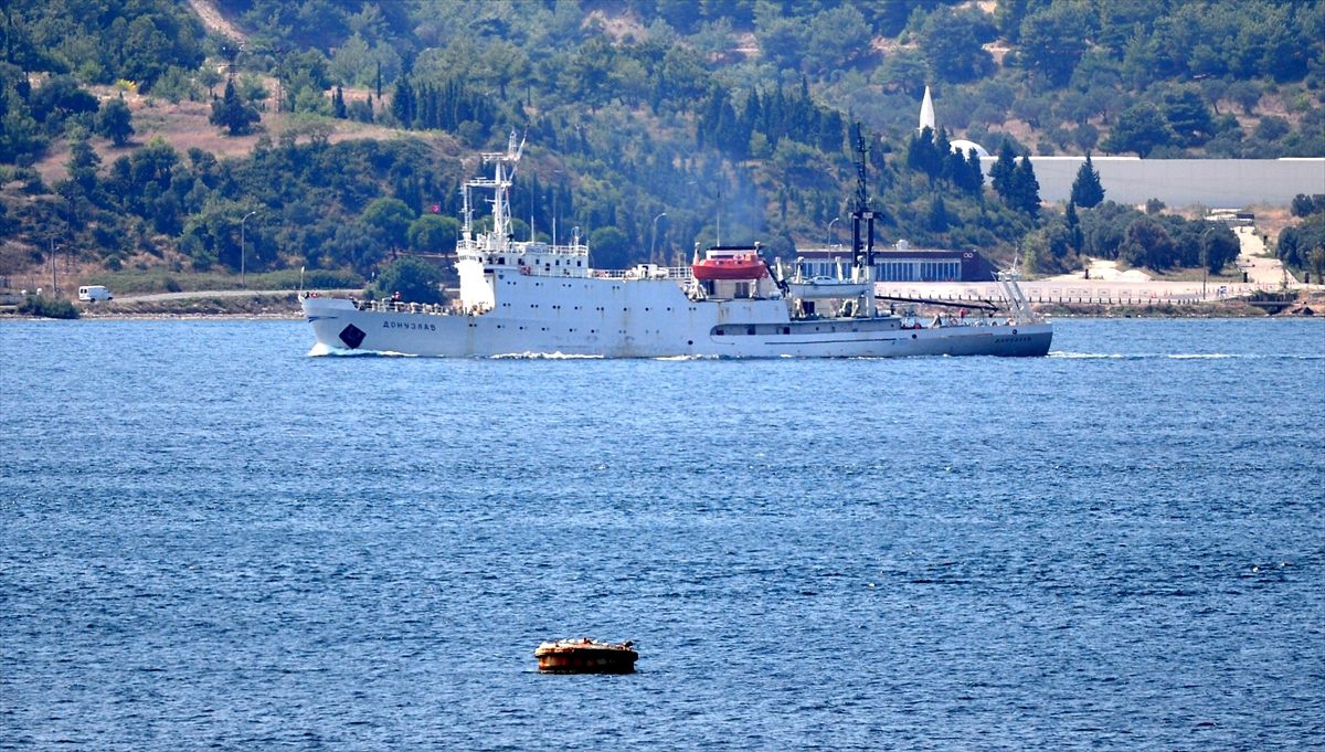 Rus askeri gemisi Çanakkale Boğazı\'ndan geçti