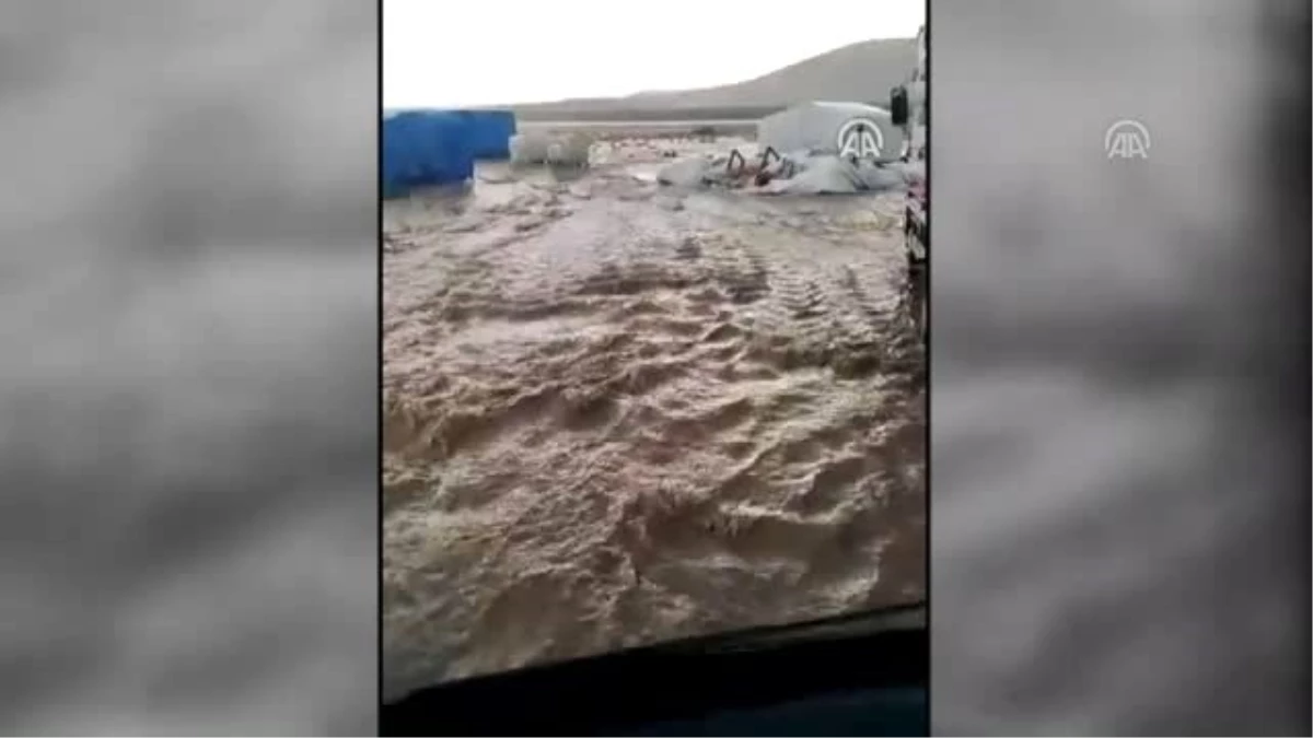 Sağanak yağış tarım işçilerinin çadırlarını sular altında bıraktı