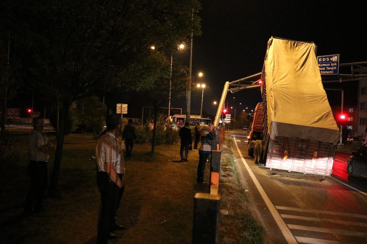 Seyir halindeyken damperi açılan kamyon EDS direğine çarptı