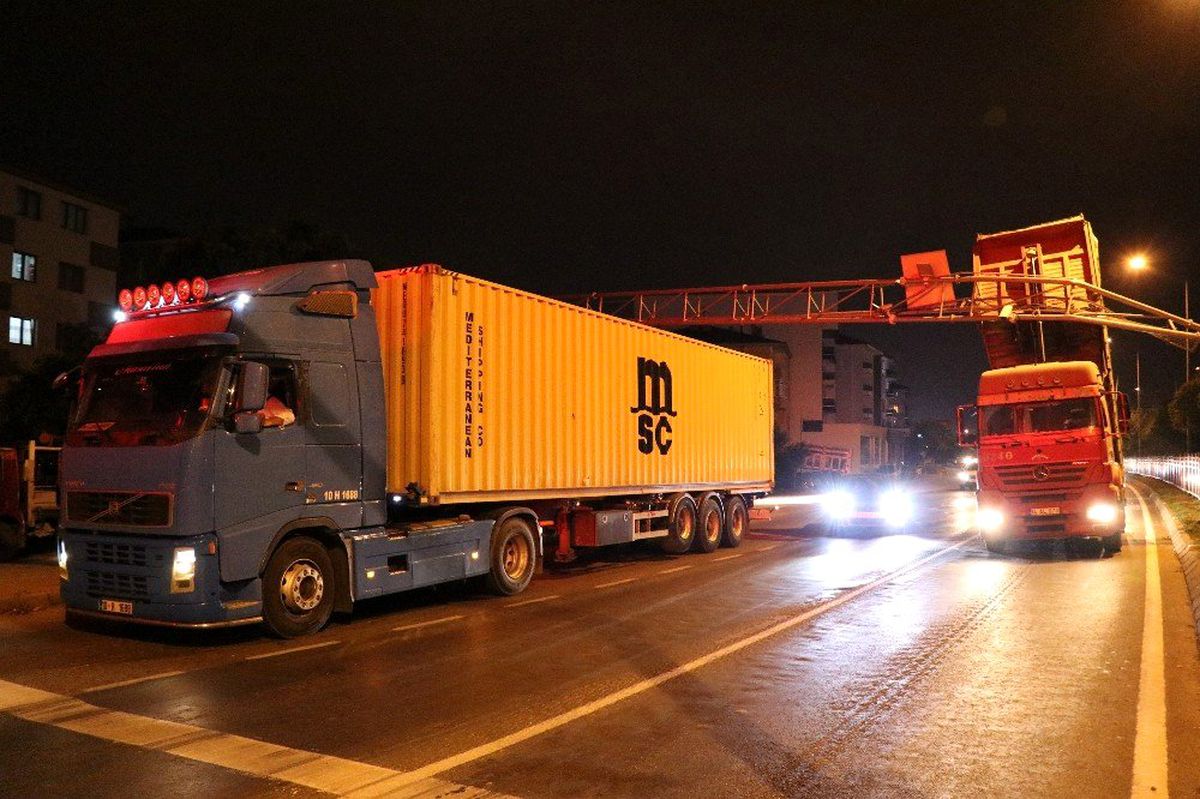 Seyir halindeyken damperi kalkan kamyon EDS direğine çarptı