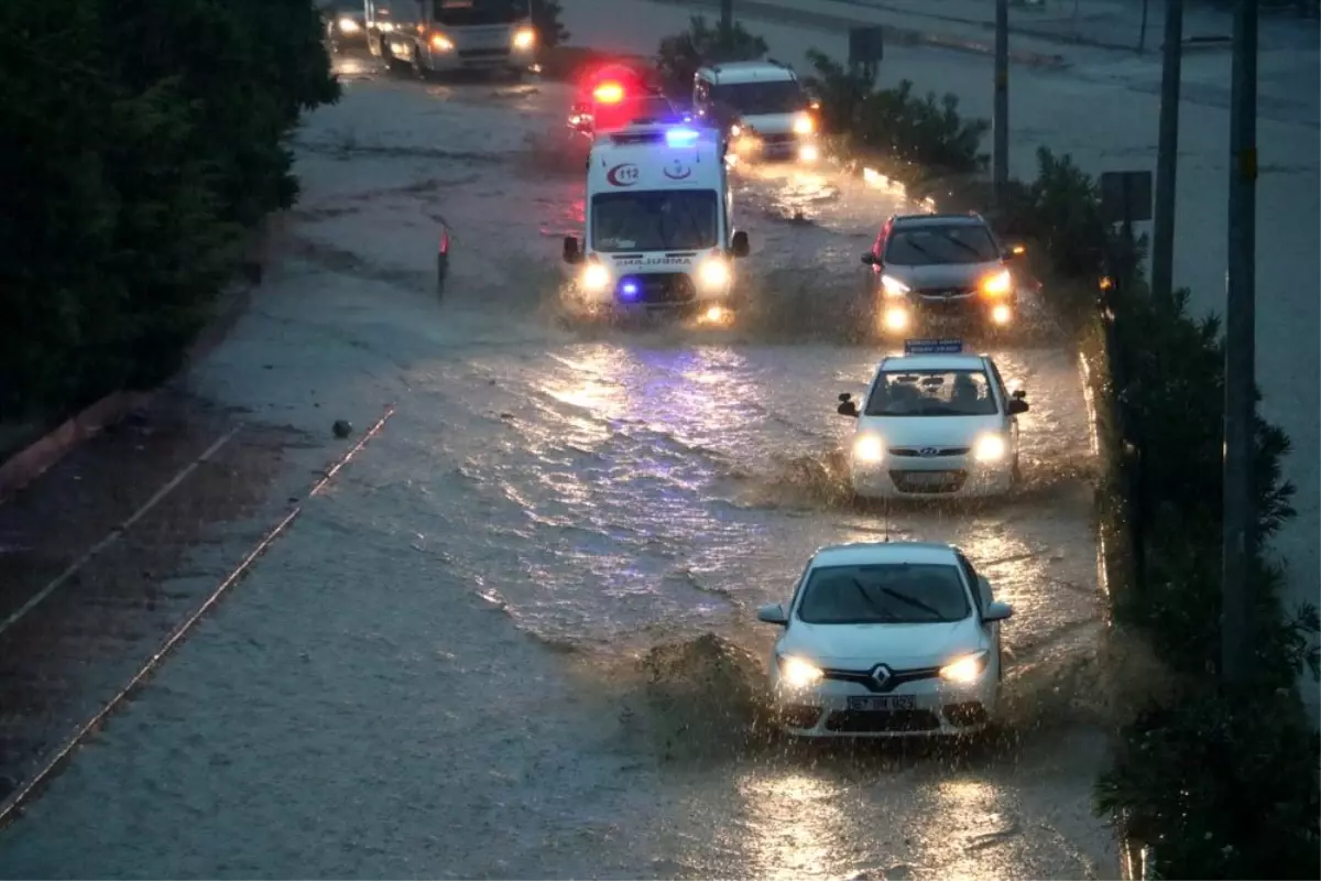 Şiddetli yağış yolları göle çevirdi