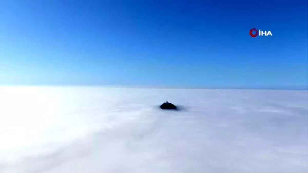 Sis içindeki Kıble Dağı Cami\'nden masalsı görüntüler