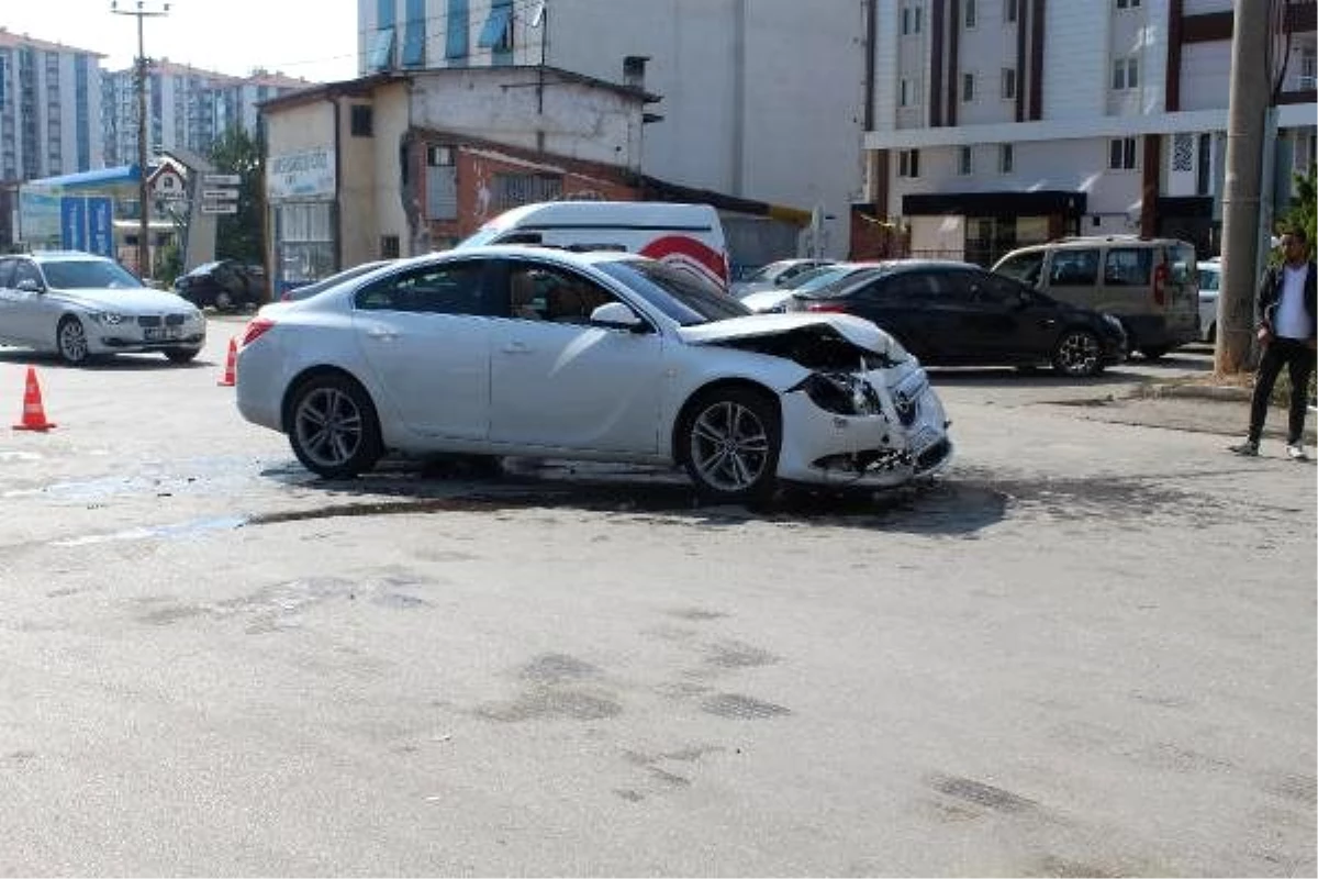 Sivas\'ta iki otomobil çarpıştı: 6 yaralı