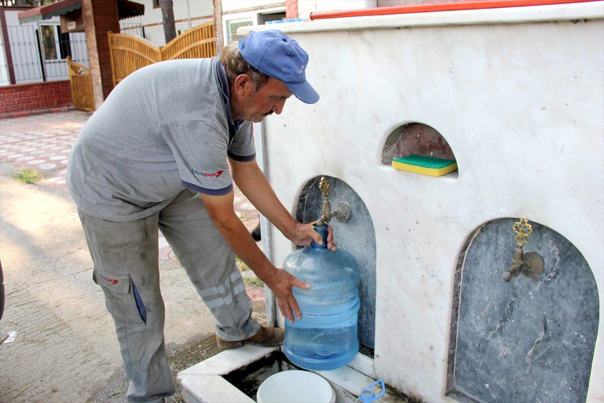 Sokak hayvanları için 11 yıldır su taşıyor