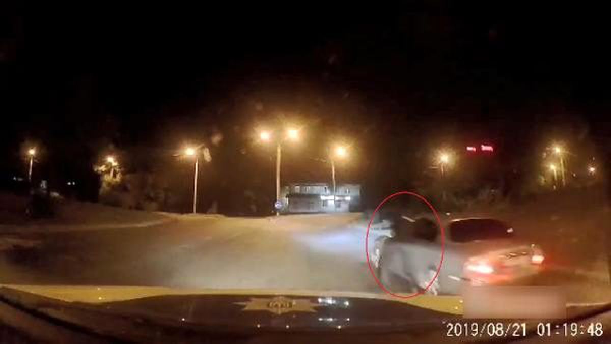 Sürücü, polisi yolda böyle sürükledi