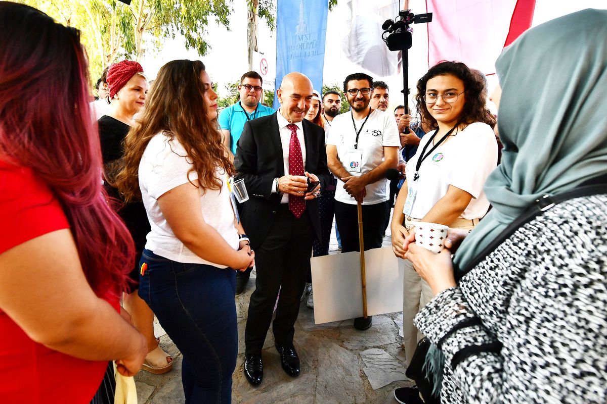 Üniversiteli gençleri Başkan Soyer karşıladı