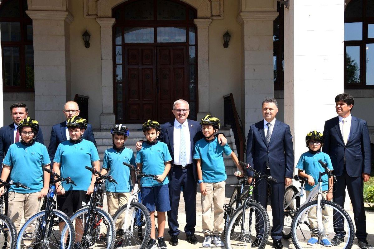 Vali kendisinden bisiklet isteyen öğrencileri kırmadı