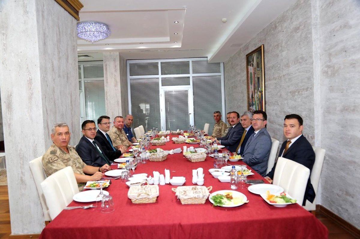 Vali Pehlivan\'dan Kaymakam Arıcan onuruna veda yemeği