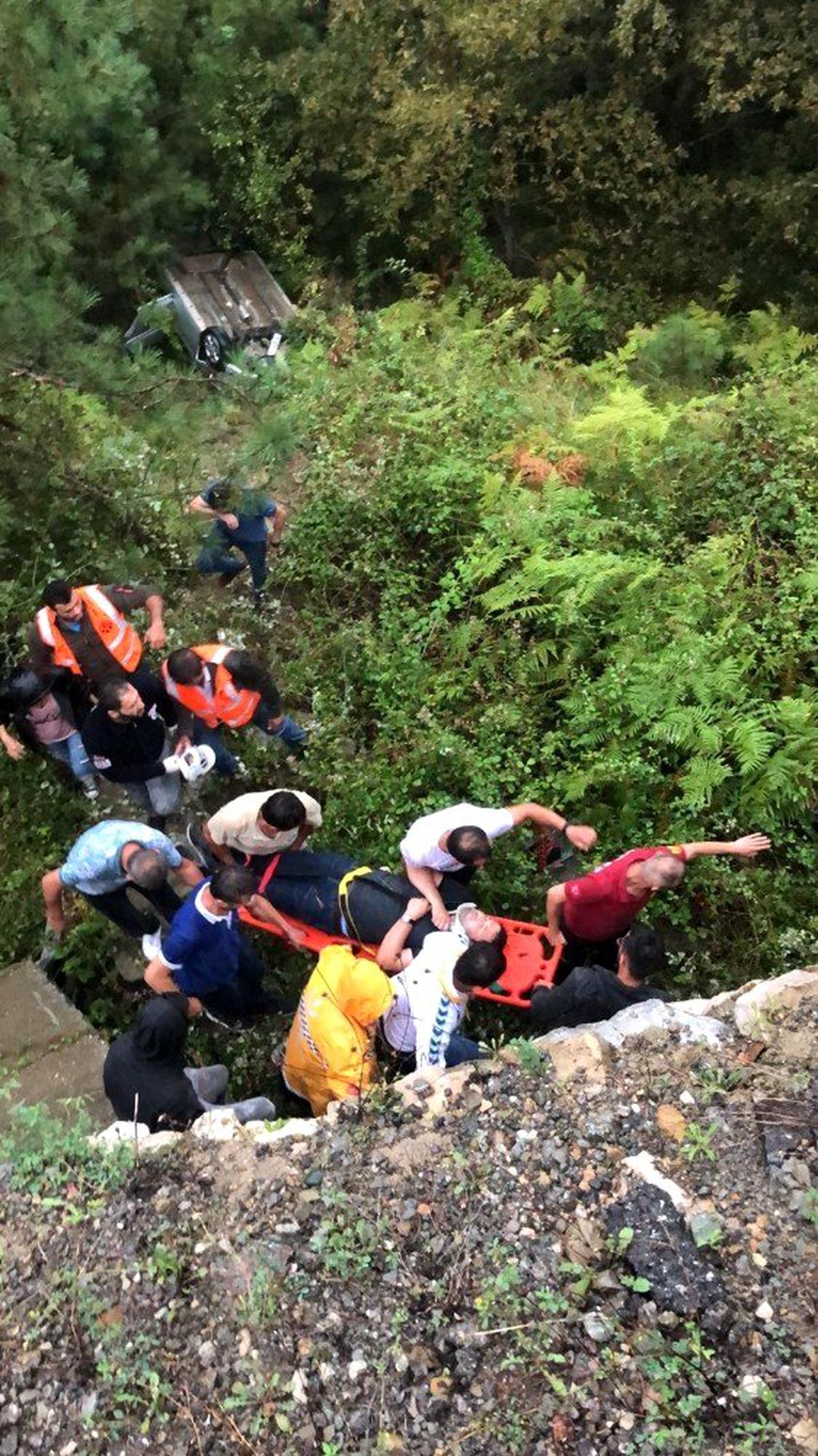 Virajı alamayan otomobil uçuruma yuvarlandı: 5 yaralı