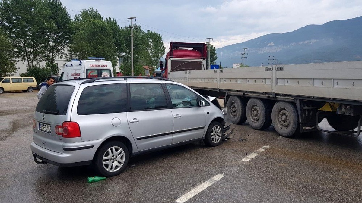 Yabancı plakalı otomobil ile TIR ile çarpıştı: 4\'ü çocuk 8 yaralı