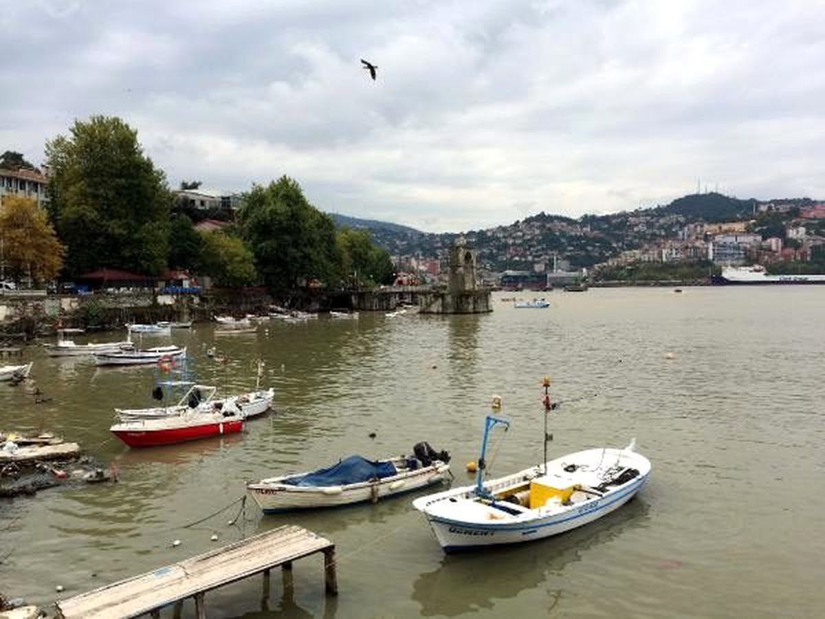 Yağmur sonrası çöple dolan limanda su çamur rengini aldı