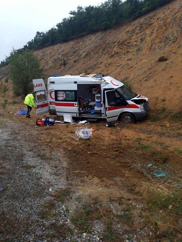 Yozgat’ta hasta bebeği taşıyan ambulans kaza yaptı 4