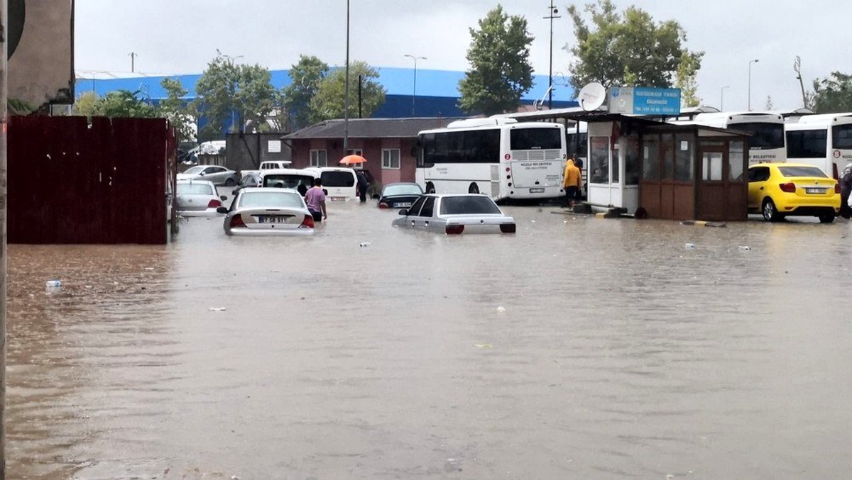 Zonguldak\'ta kuvvetli yağış hayatı felç etti