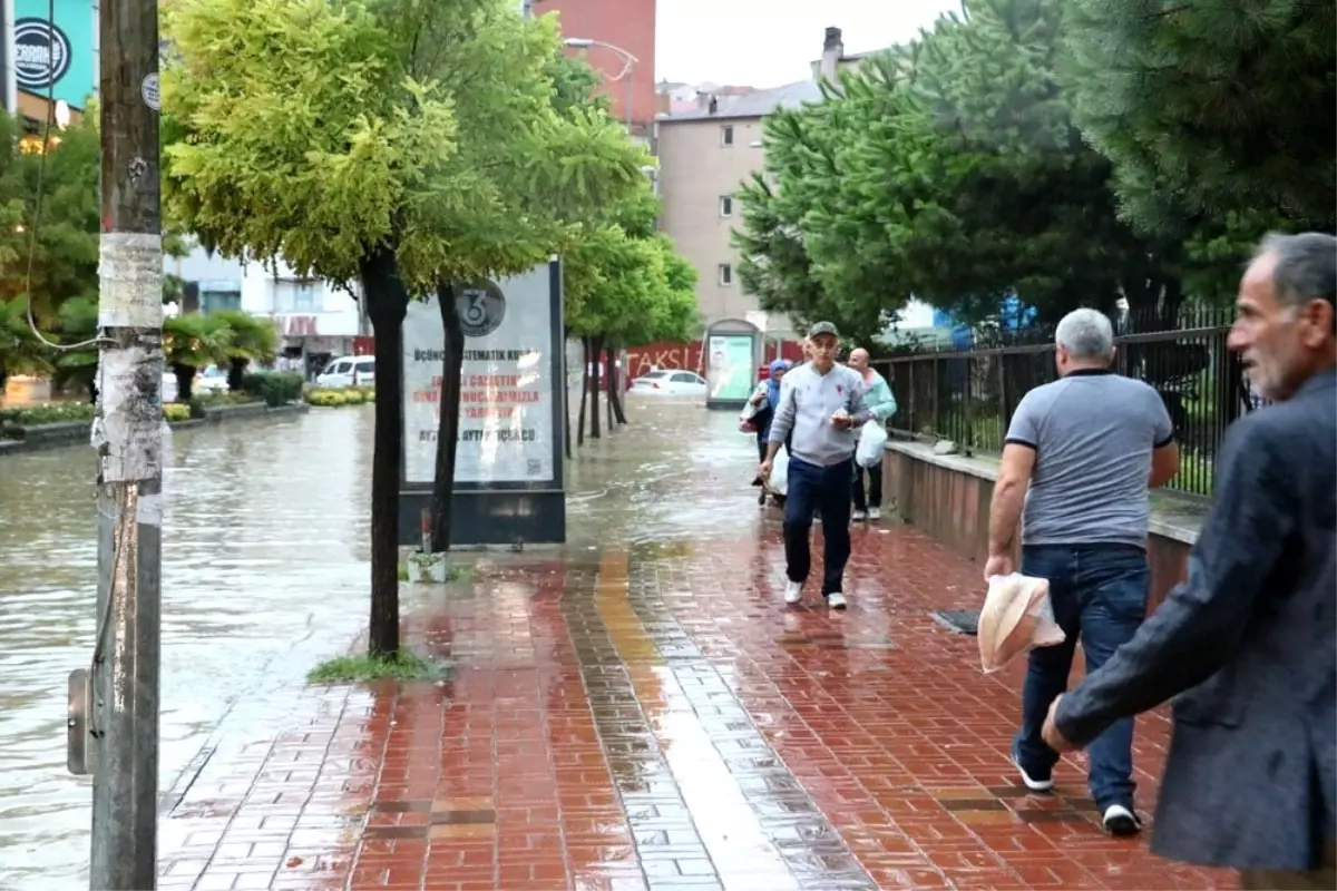 Zonguldak\'ta kuvvetli yağış hayatı felç etti