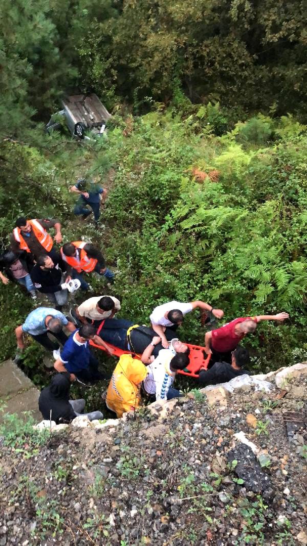 Zonguldak\'ta otomobil ormanlık alana uçtu: 5 yaralı