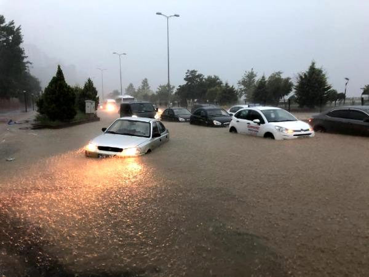 Zonguldak\'ta sağanak; araçlar yolda kaldı