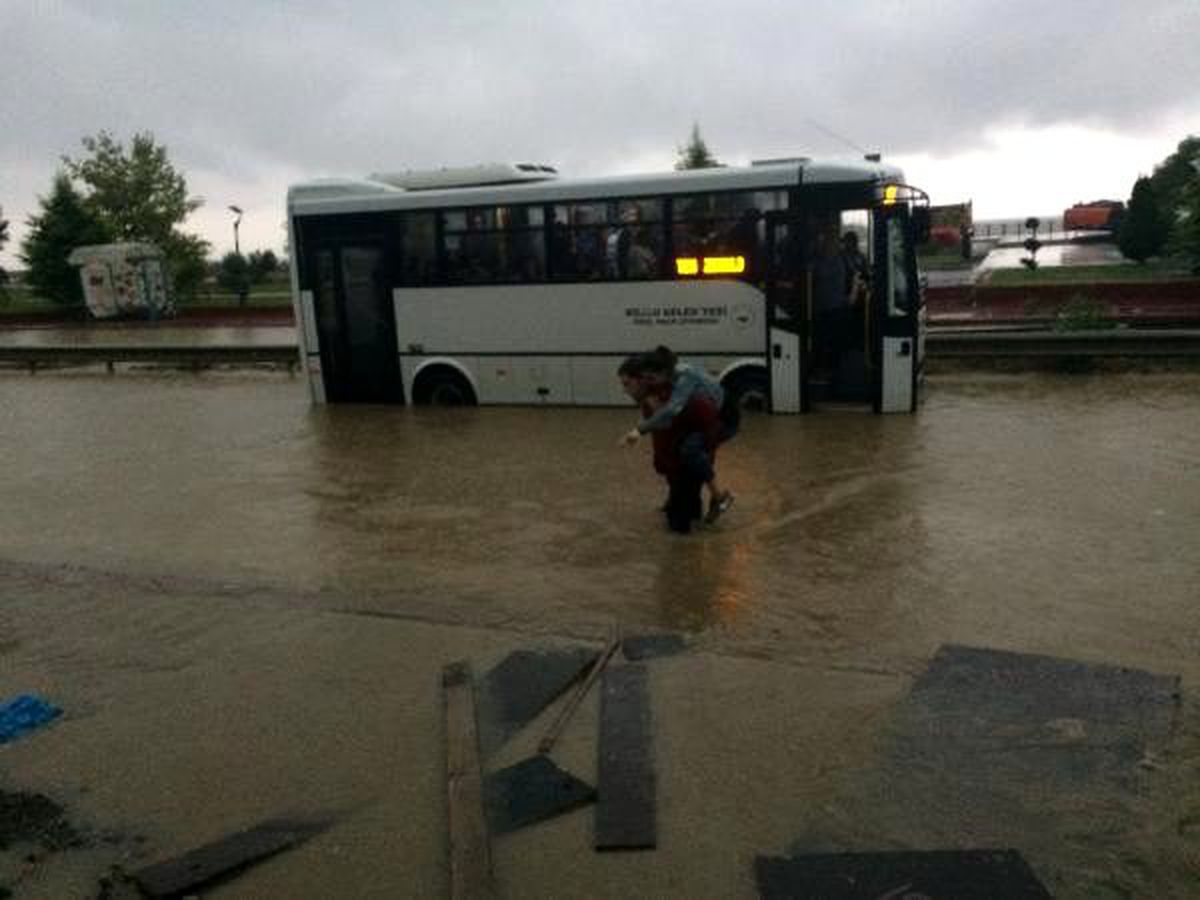 Zonguldak\'ta sağanak;araçlar yolda kaldı (2)