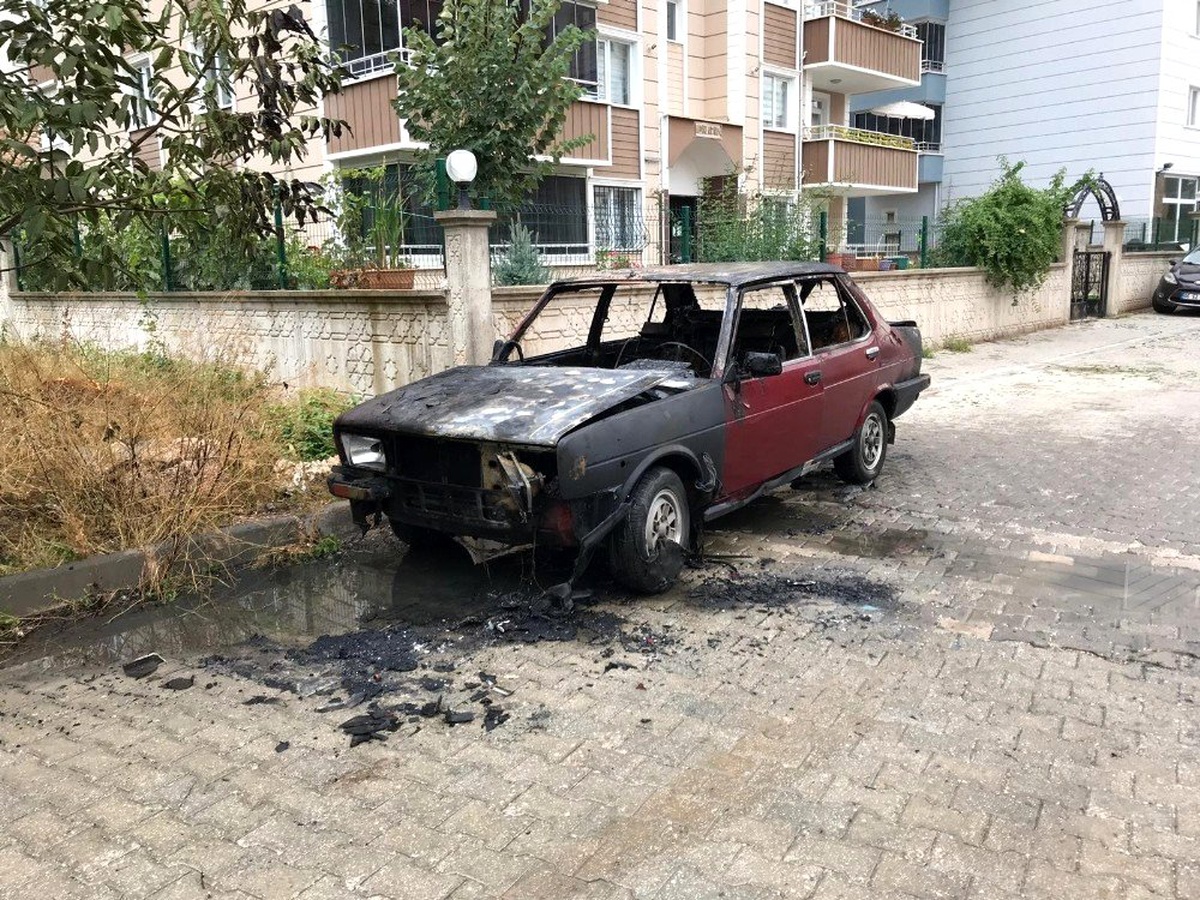 Alev alan LPG\'li otomobil mahalle sakinlerini korkuttu