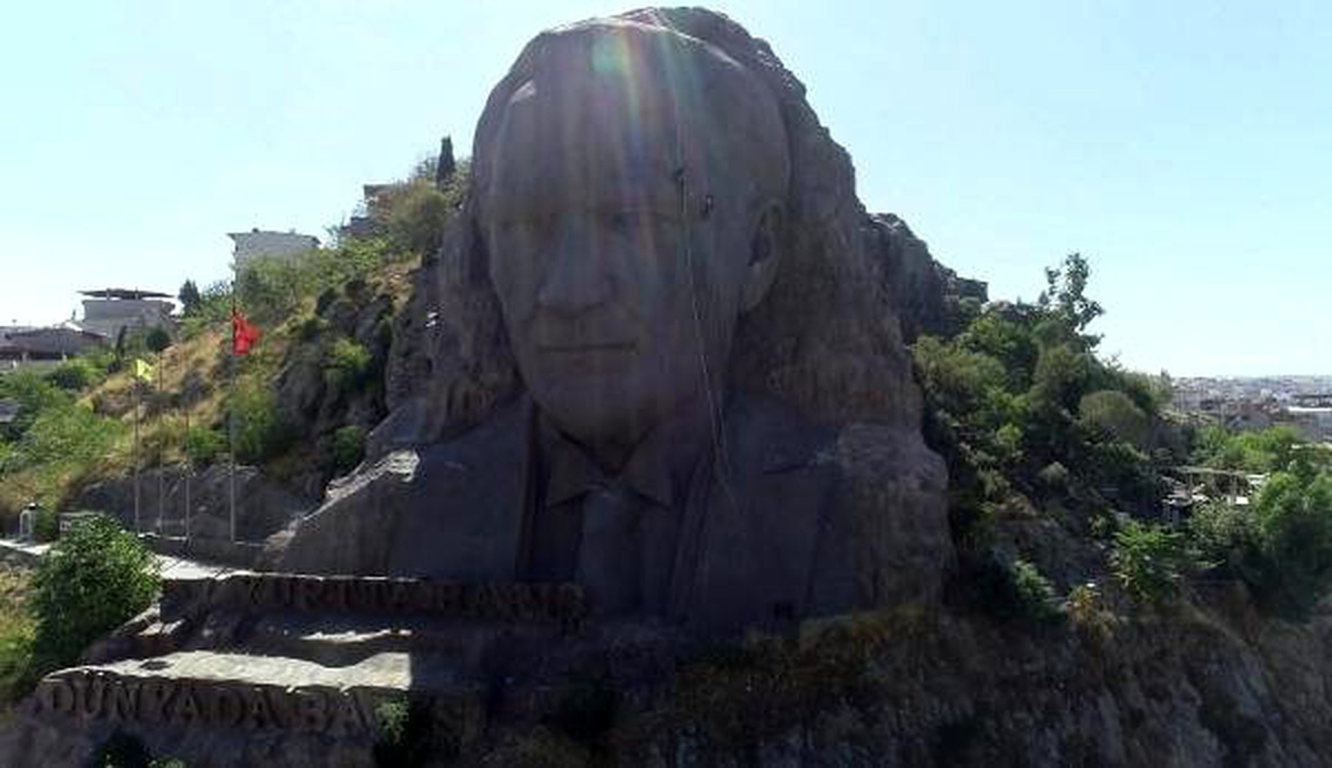 Atatürk maskı profesyonel dağcılar tarafından temizlendi