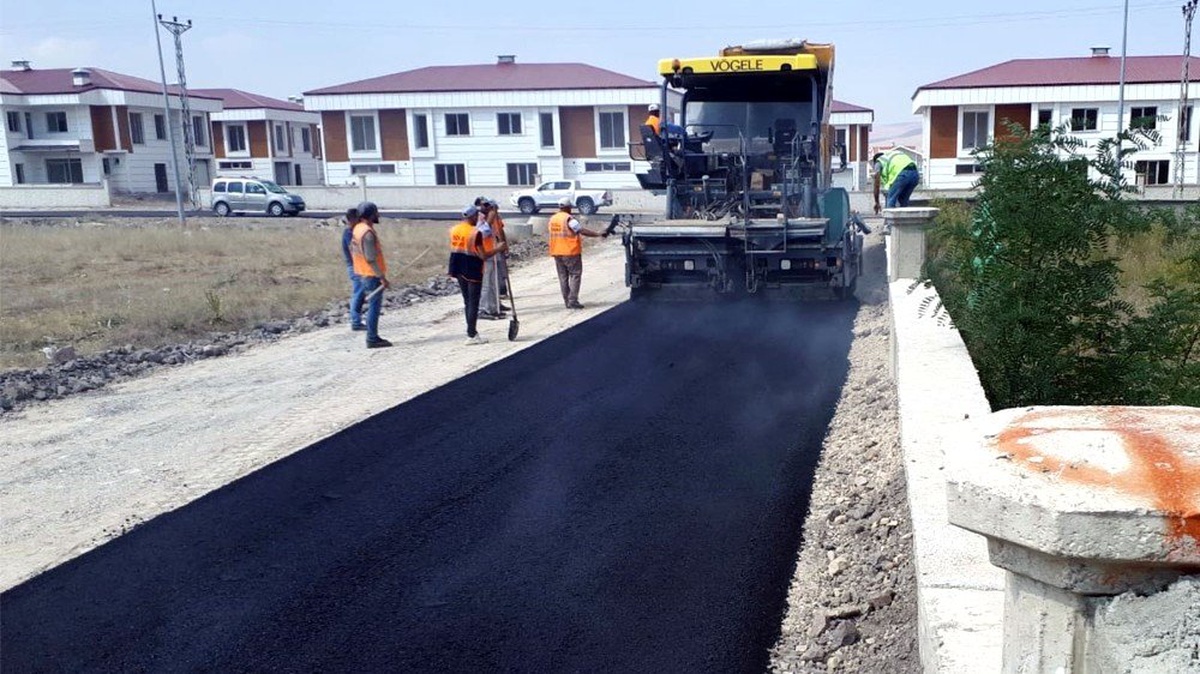 Aziziye\'de asfalt kaplama çalışmaları son sürat devam ediyor