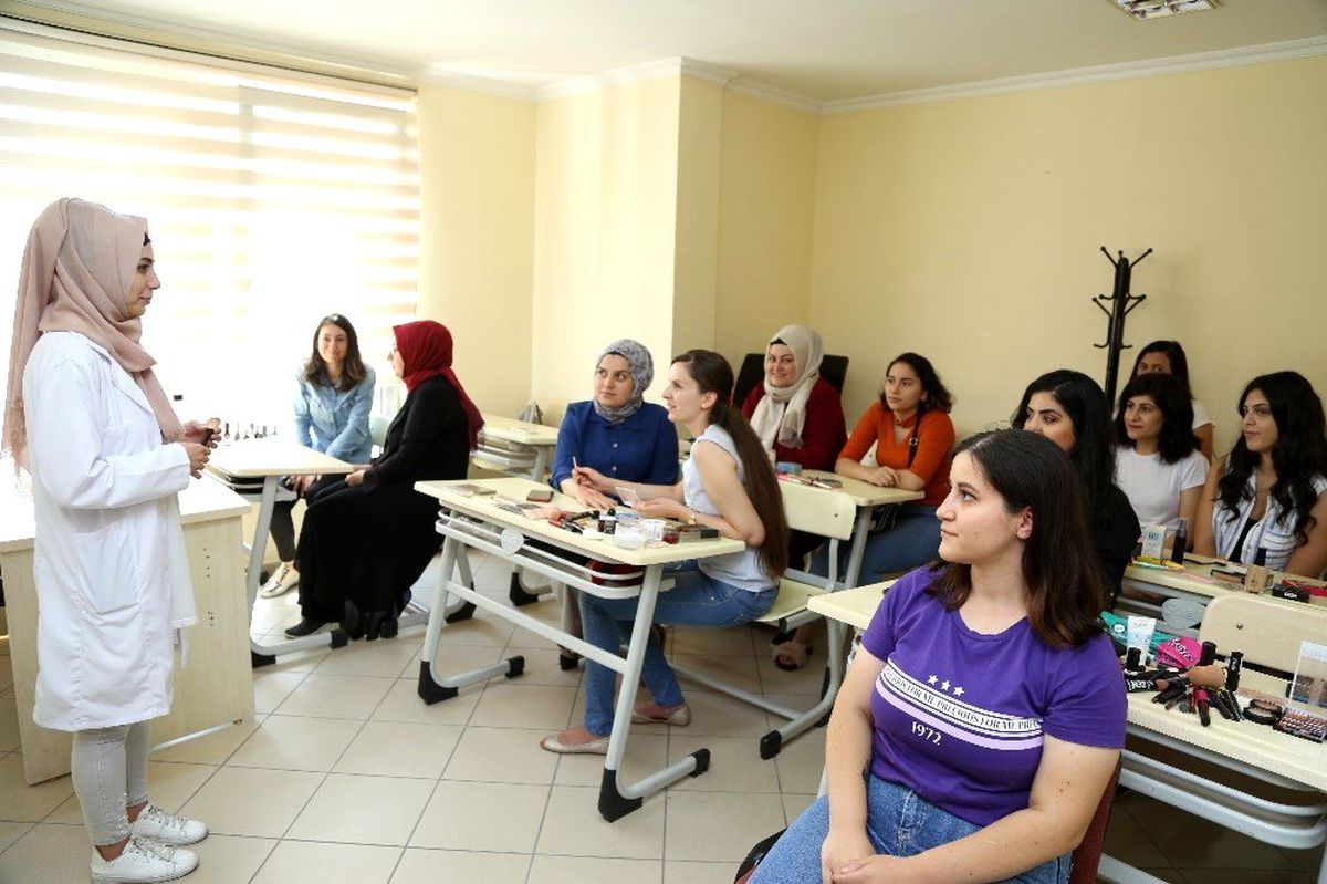 Bağcılar\'da kadınlara cilt bakımı ve makyaj kursu