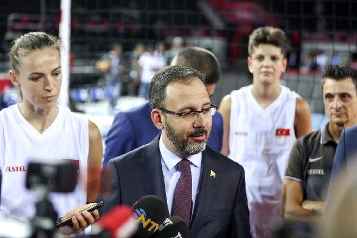 Bakan Kasapoğlu\'ndan Filenin Sultanları\'na moral ziyareti