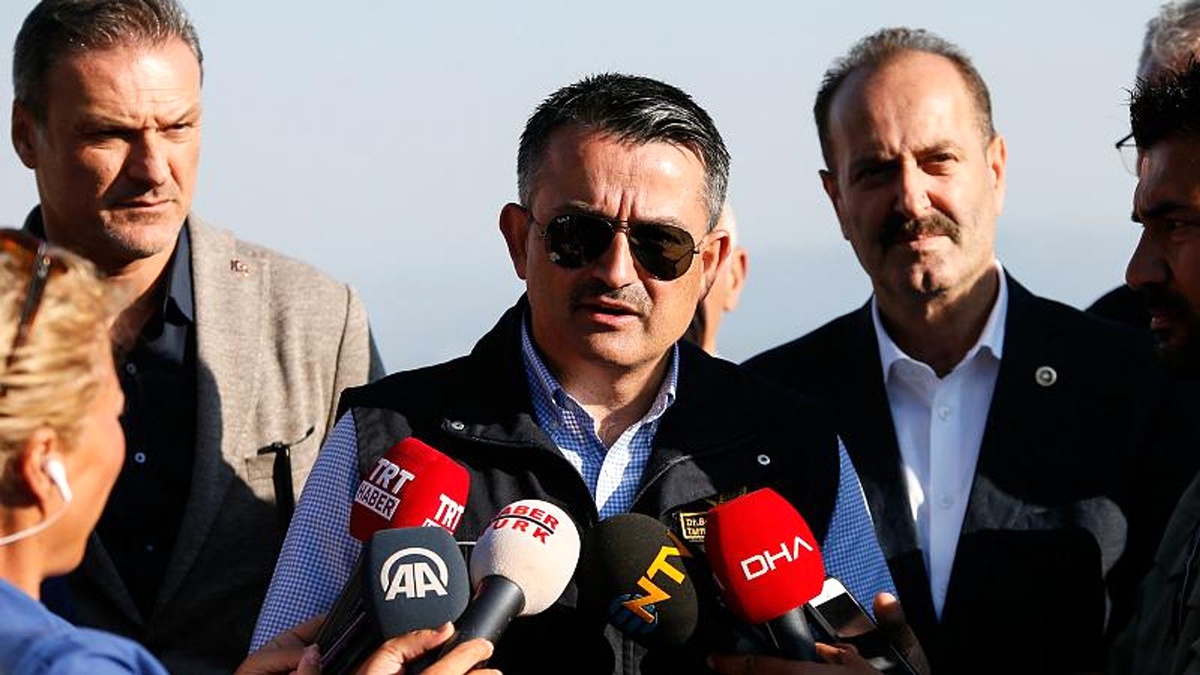 Bakan Pakdemirli\'den \'Vizontele benzetmesi\': Uçaklarda motor yok, kuşlar yuva yapmış