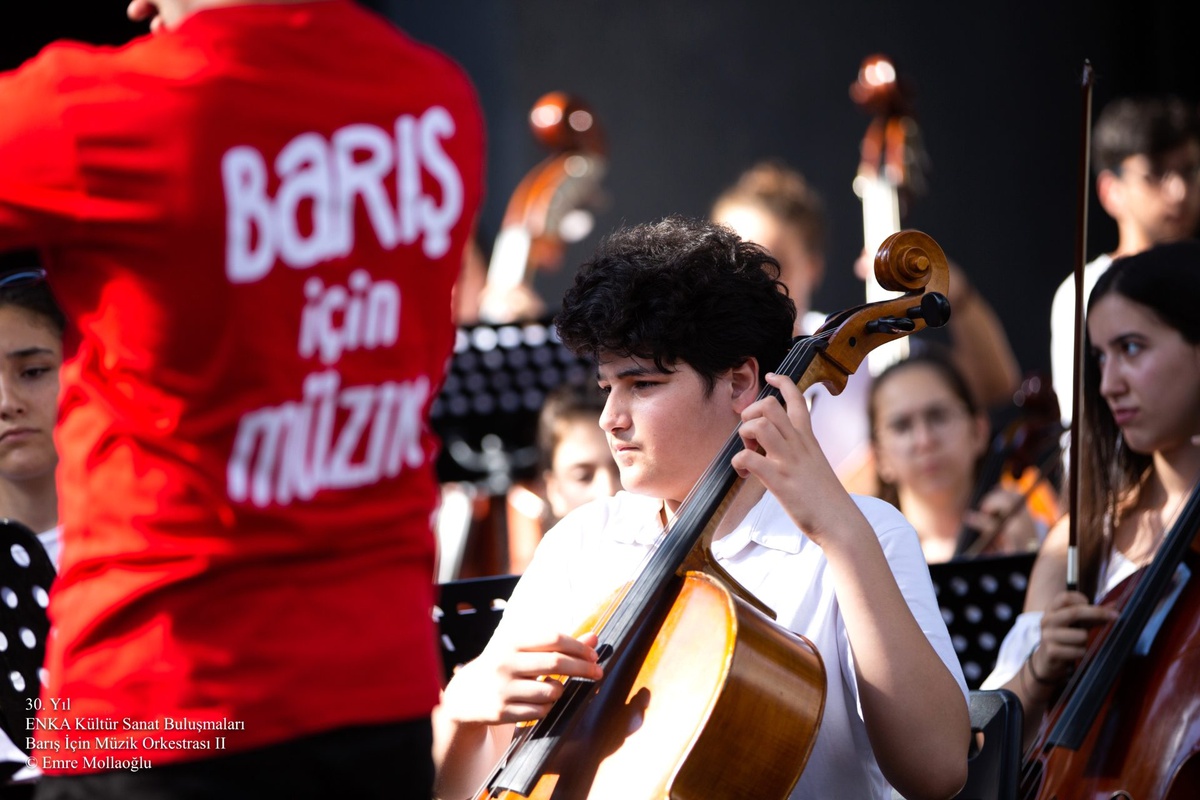 Barış İçin Müzik Orkestrası Enka Sahnesi\'nde