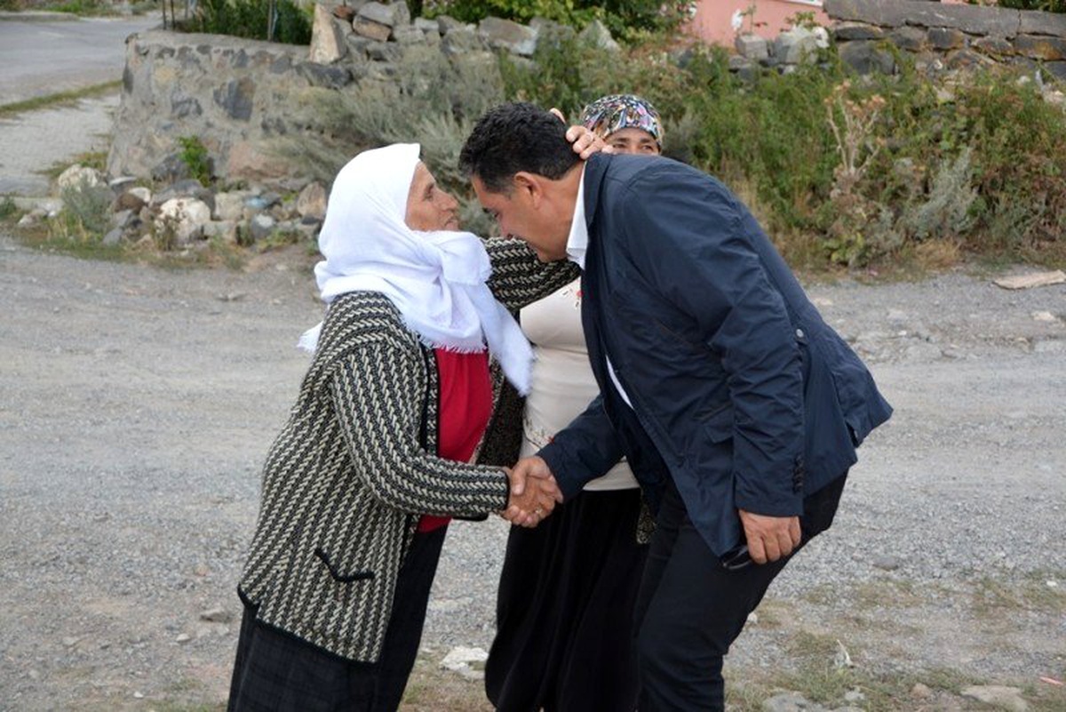 Başkan Demir, Halilefendi Mahalesi\'ndeki parkı inceledi