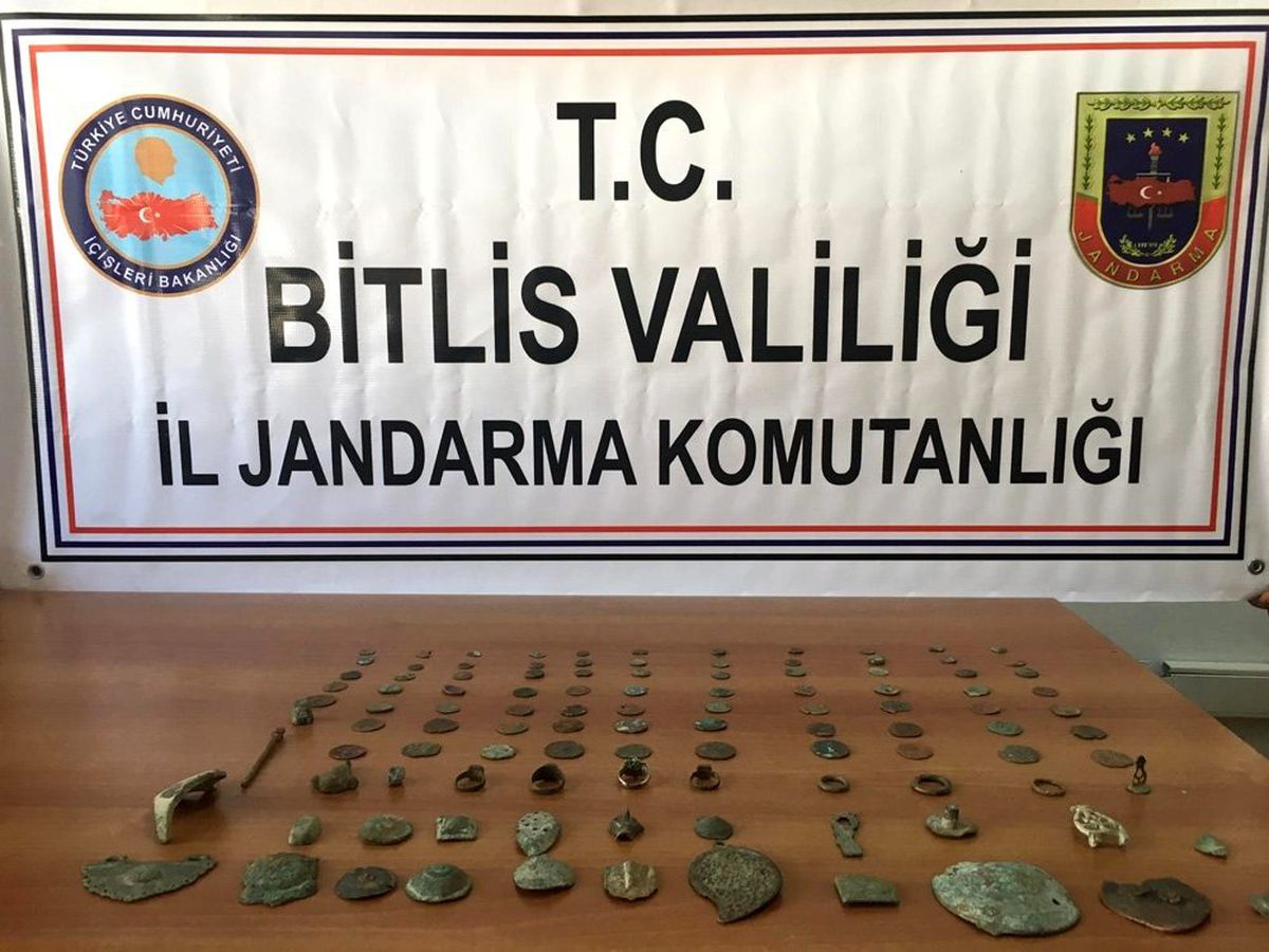 Bitlis\'te tarihi eser kaçakçıları suçüstü yakalandı