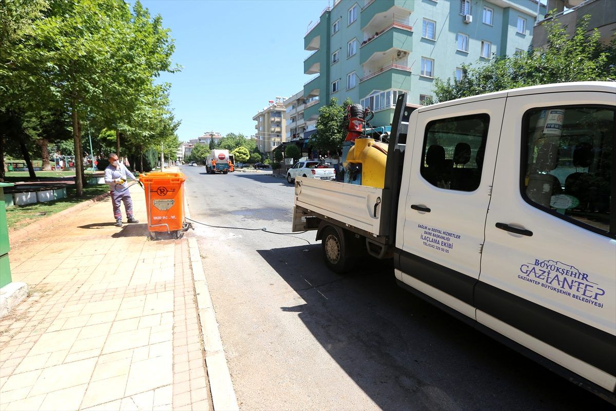 Büyükşehir 25 bin 300 çöp konteynerini ilaçladı