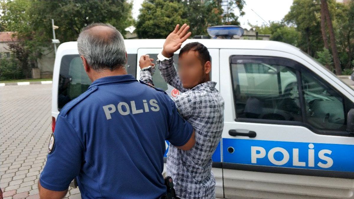 Caminin avizelerini çaldı