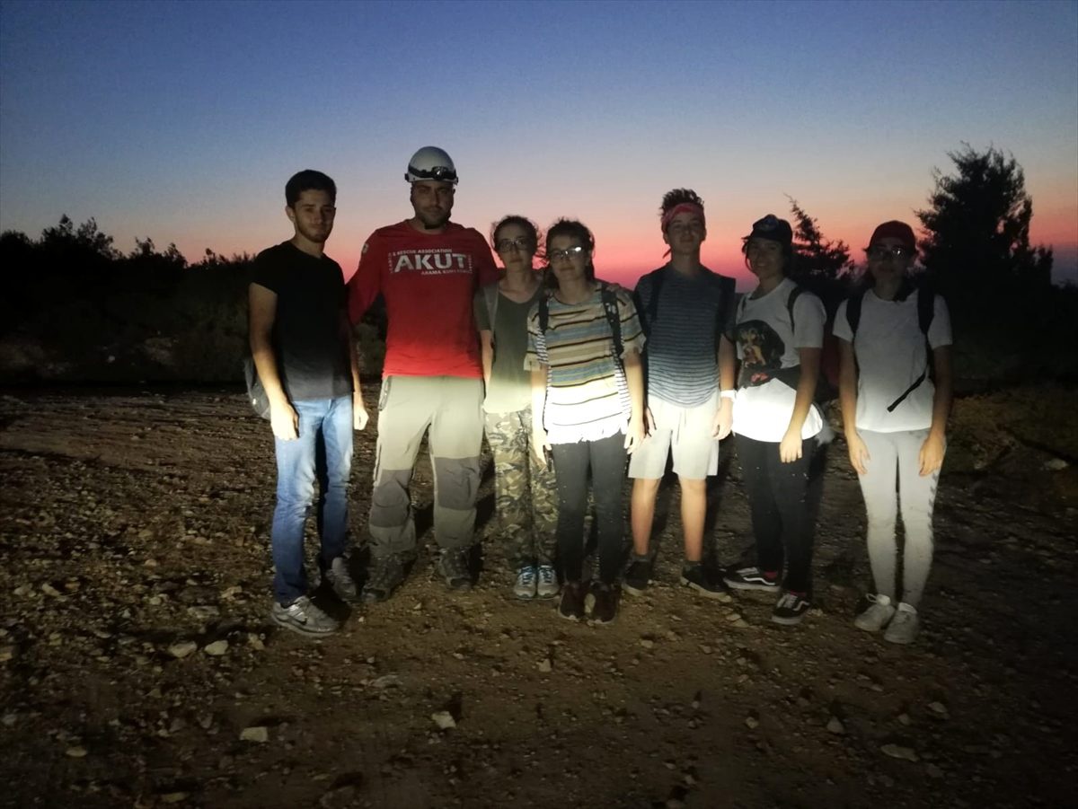 Dağlık alanda yolunu kaybeden grubu AKUT kurtardı
