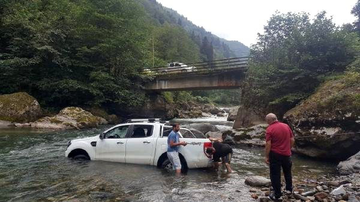 Derede mahsur kalan Katarlı turisti, düğün konvoyundakiler kurtardı