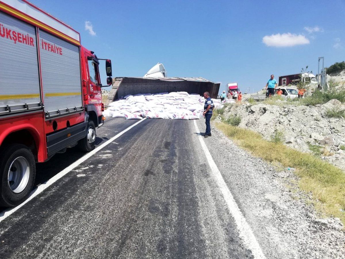 Devrilen tır dorsesi, yolu ulaşıma kapattı