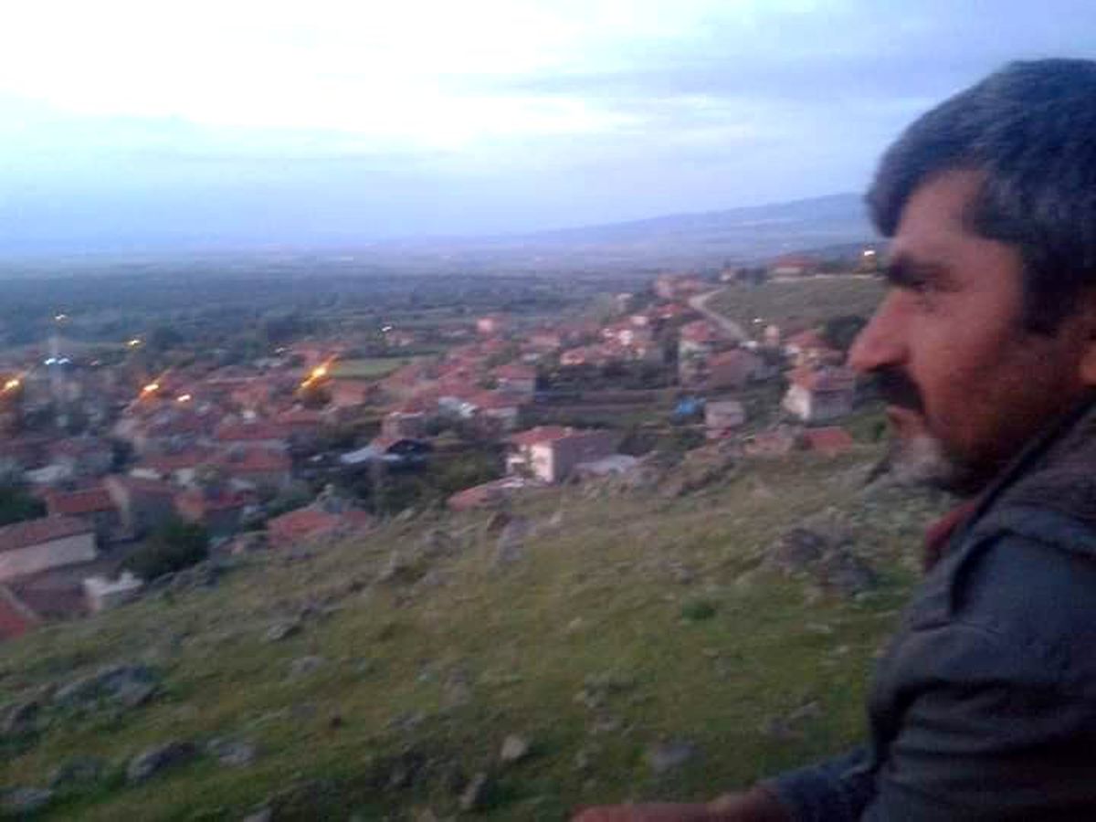 Devrilen traktörün altında kalan sürücü öldü