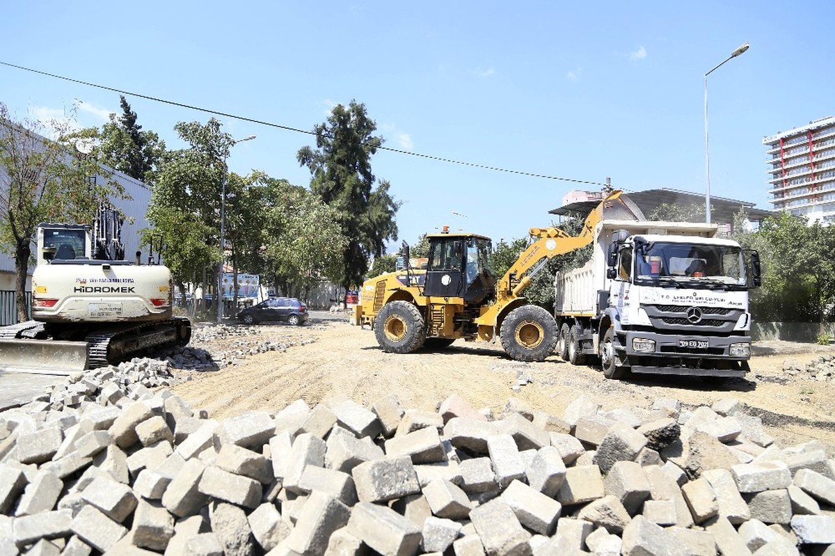 Efeler\'de bozulan yollar parke taşıyla döşeniyor
