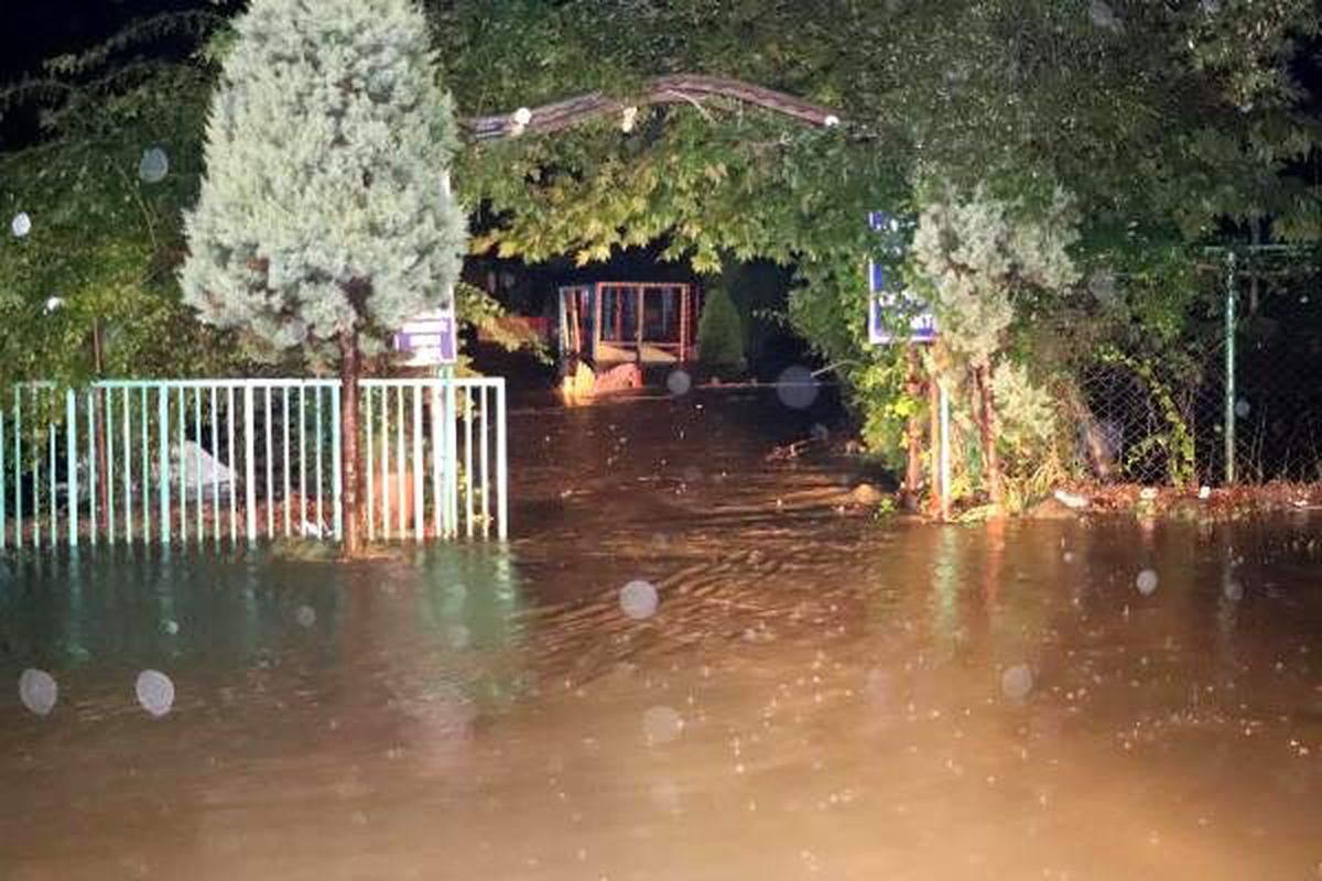 Ereğli\'yi sağanak vurdu; 6 kişi mahsur kaldı