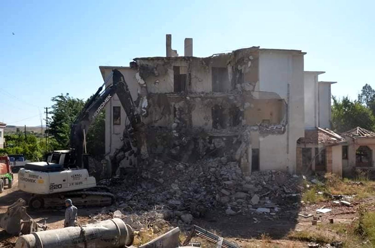 Gülşehir\'de deprem dayanıklılık testini geçemeyen motel binası yıkıldı