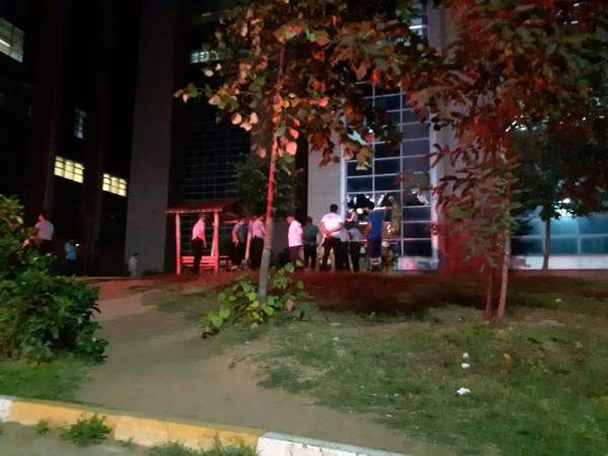 Hastanenin ilaç deposunda çıkan yangın panik yarattı