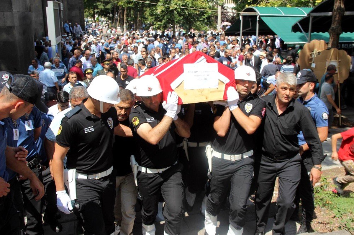 Hayatını kaybeden polisin bağlama çaldığı görüntüleri duygulandırdı