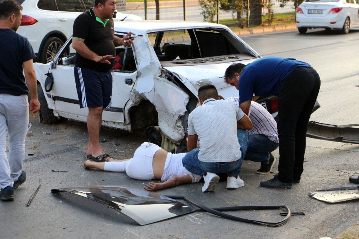 Hurdaya dönen araçtan sağ kurtuldular
